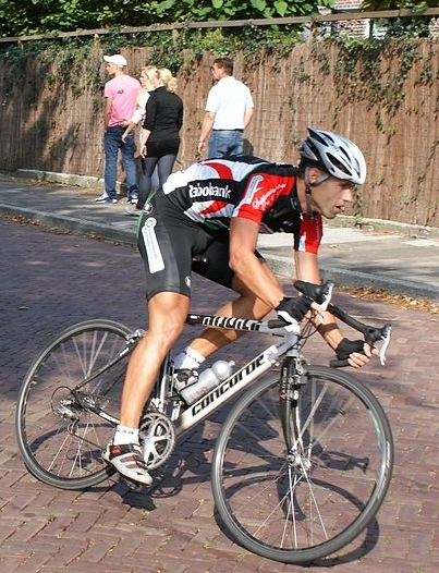CommandeurLissebew. Edwin Commandeur zeilt door de bocht in Lisse (foto Dolly van der Laan)
