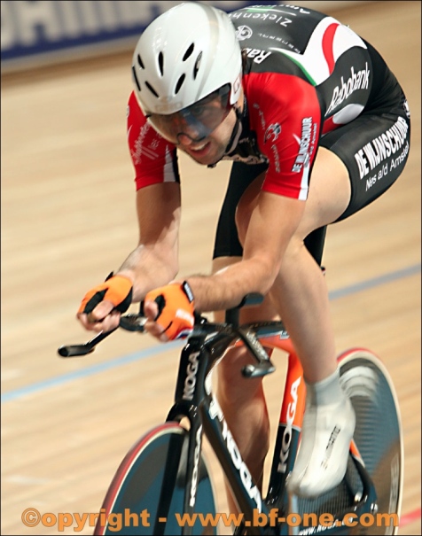 Levi Heimans op weg naar het zilver op de individuele achtervolging. Levi Heimans op weg naar het zilver op de individuele achtervolging.