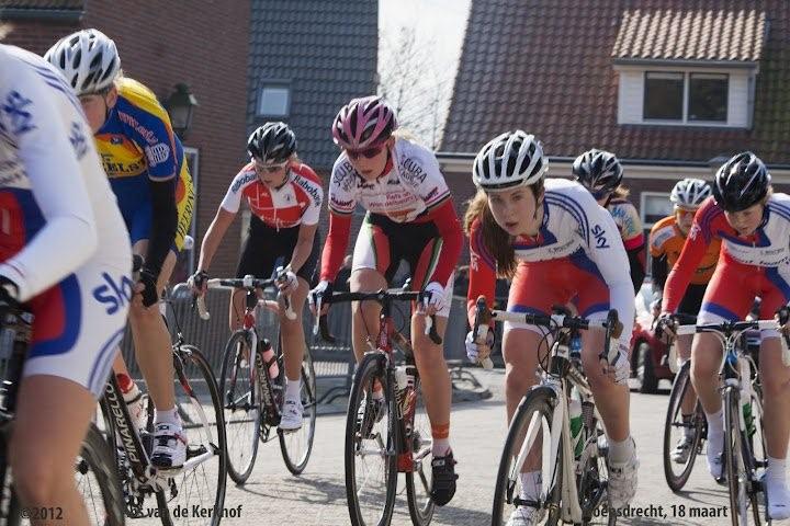 Ronde van Woensdrecht Julia Evers klimt tussen de engelsen Julia Evers klimt tijdens de Ronde van Woensdrecht tussen de dames van de Engelse selectie