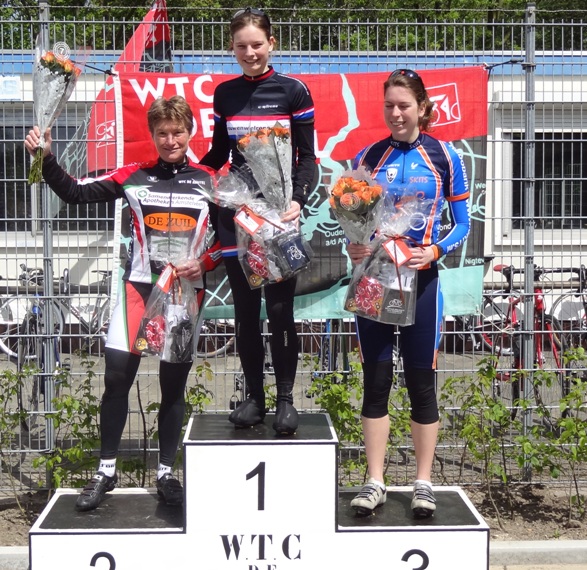 PodiumDameswedstrijd2012 Het podium, met op de tweede stek Astrid Schop