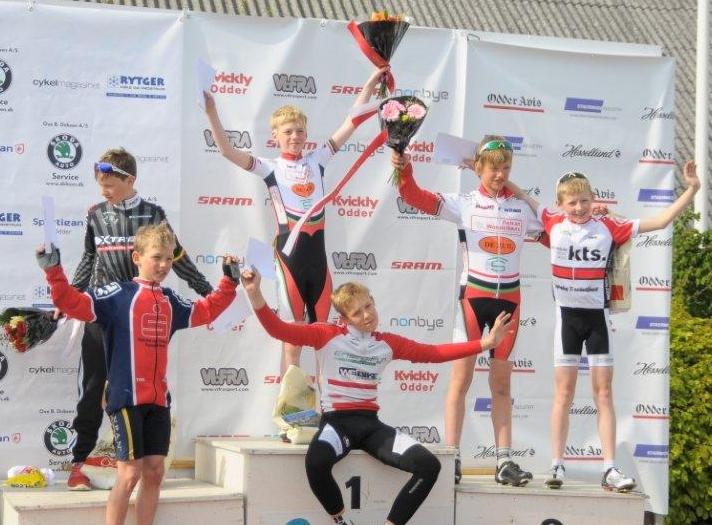 Enzo Leijnse (winst in de vrijdag-etappe) en Victor Broex (3e) op het podium in Denemarken TourdeHimmelfart2012