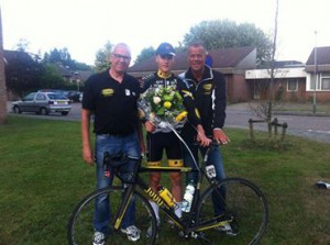 Derk Abel krijgt de felicitaties van het Croford Cycling Team Derk Abel krijgt de felicitaties van het Croford Cycling Team